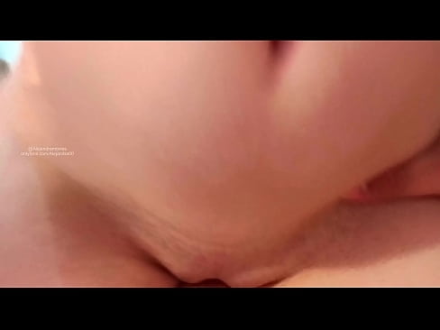 ❤️ Nire ahizparen gelan lo egiten eta horrela esnatu nintzen ❤️ Super pornoa gugan ❌